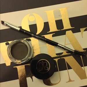 Anastasia Dipbrow with #12 Brush